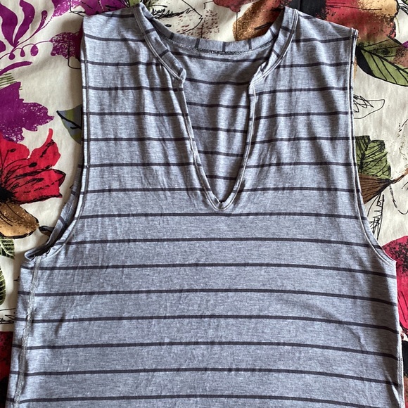 Lululemon Yogi Cut Off Tee - Picture 5 of 7